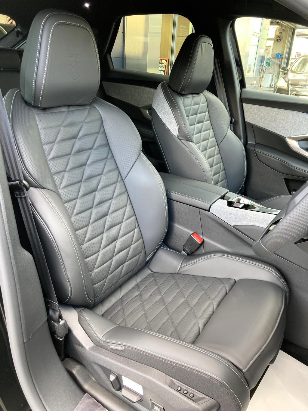  【特別仕様車】3008 GT HYBRID Black Edition 登場。